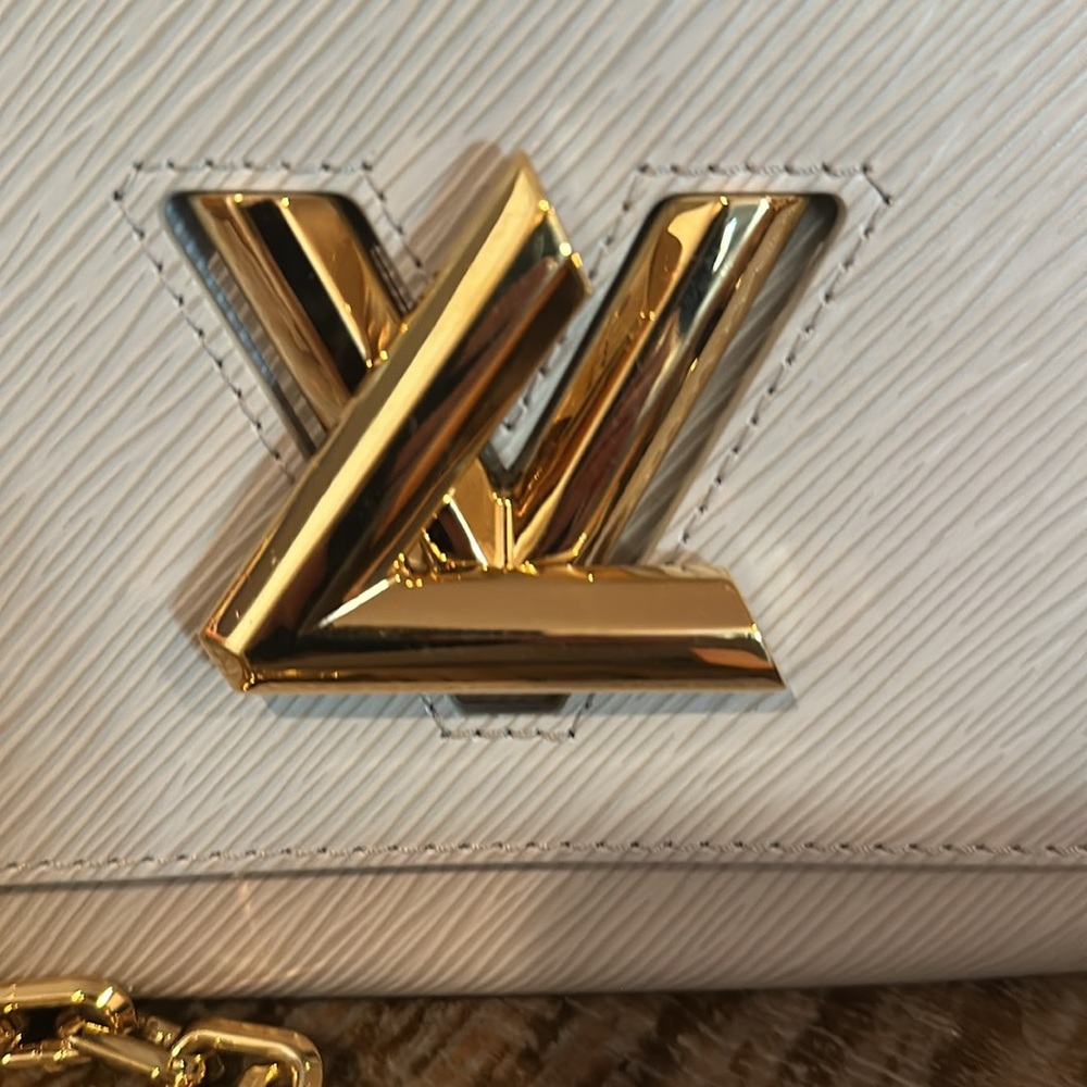 Louis Vuitton Twist MM Shoulder and Cross Body Bag. In great condition. - Picture 5 of 17